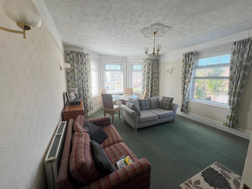 Lot: 21 - FLAT WITH SEA VIEWS - Living room with bay window